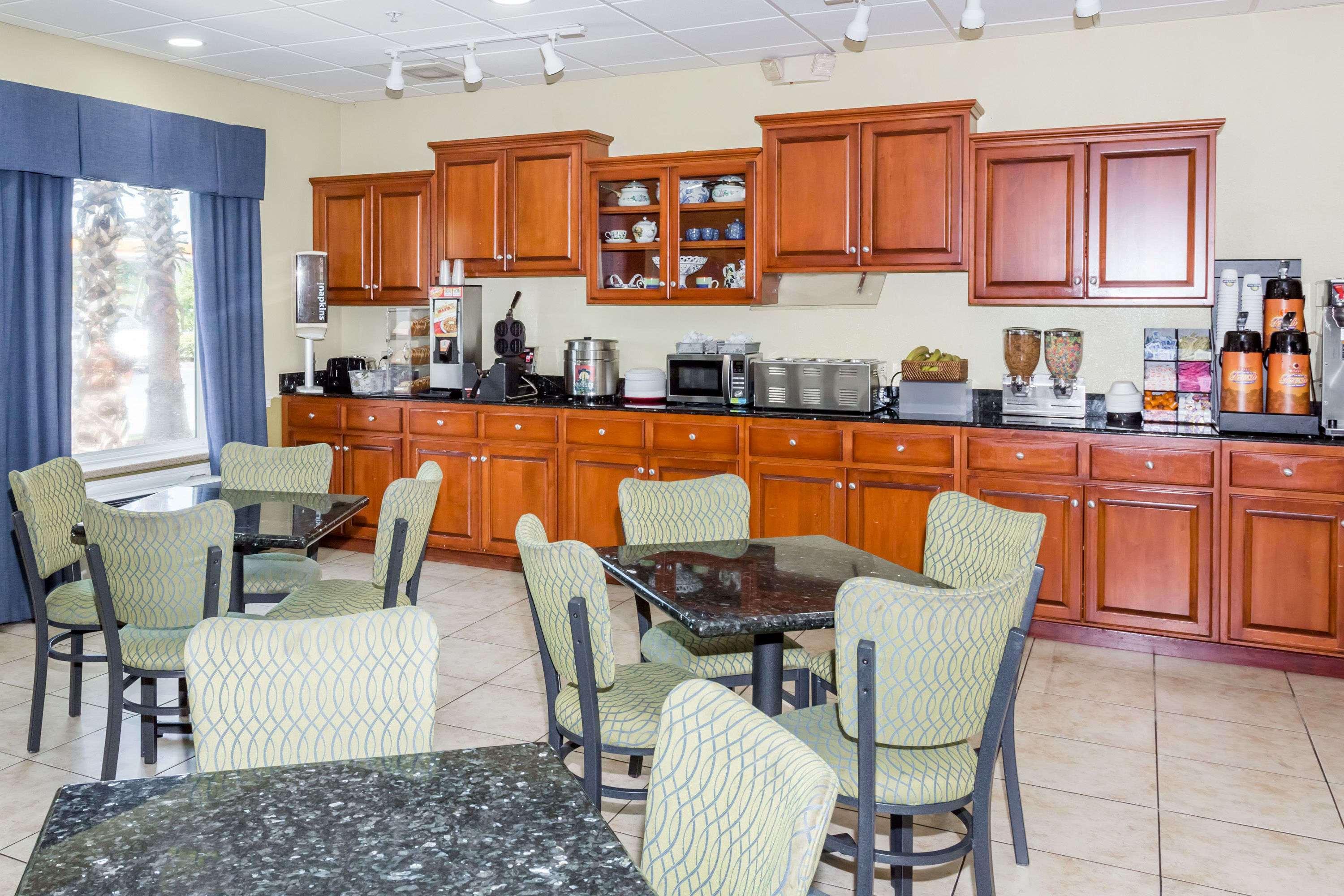 Days Inn & Suites By Wyndham Savannah North I-95 Port Wentworth Eksteriør billede